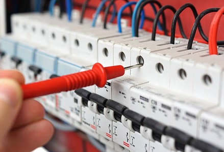 Technicien intervenant dans une armoire électrique