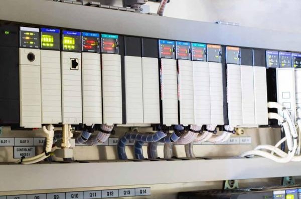 Réseau d’automates et variateurs en usine