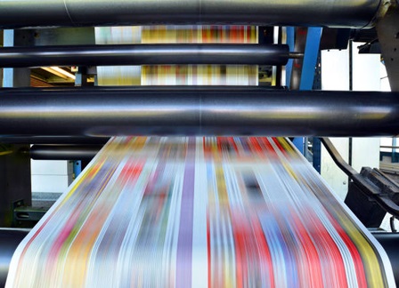 Machine d’imprimerie industrielle en fonctionnement