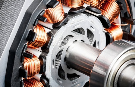 Ingénieur analysant un système d’entraînement électrique industriel